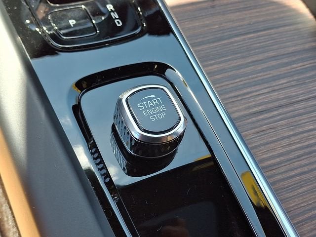 2023 Volvo XC60 Ultimate Dark Theme