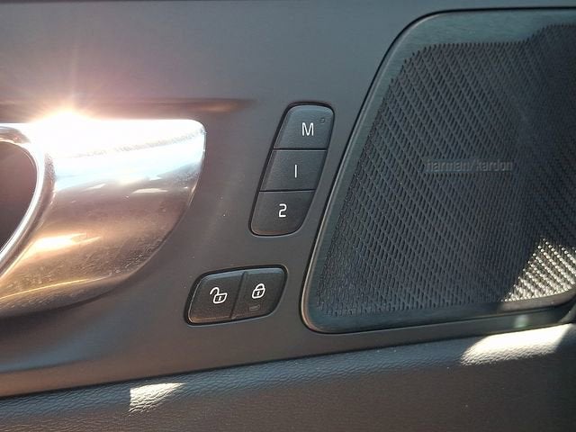2023 Volvo XC60 Ultimate Dark Theme