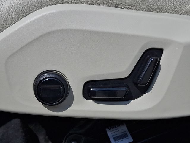 2024 Volvo XC60 Recharge Plug-In Hybrid T8 Plus Dark Theme
