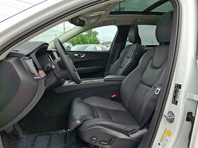 2023 Volvo XC60 B5 Ultimate Bright Theme