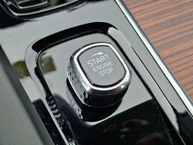 2023 Volvo XC60 B5 Ultimate Bright Theme