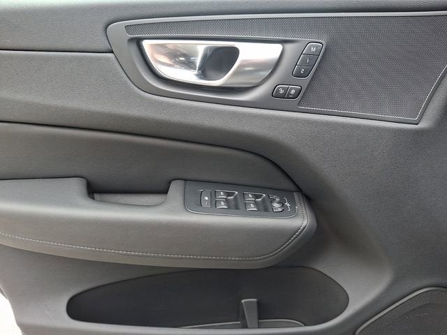 2024 Volvo XC60 Core Dark Theme