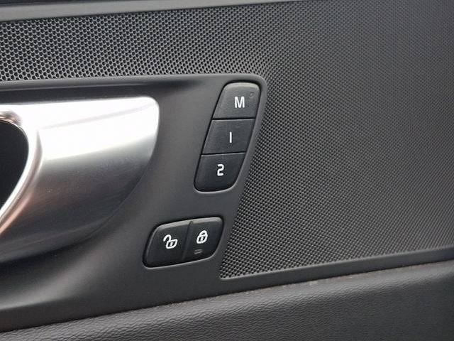 2024 Volvo XC60 Core Dark Theme