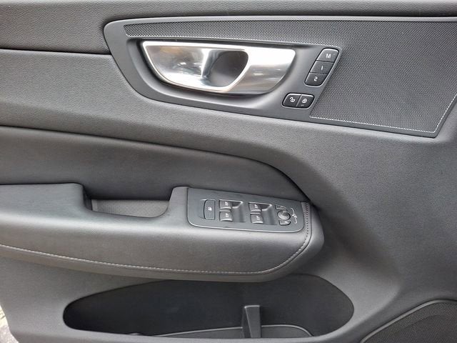 2024 Volvo XC60 Core Dark Theme