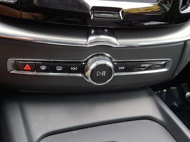 2024 Volvo XC60 Core Dark Theme