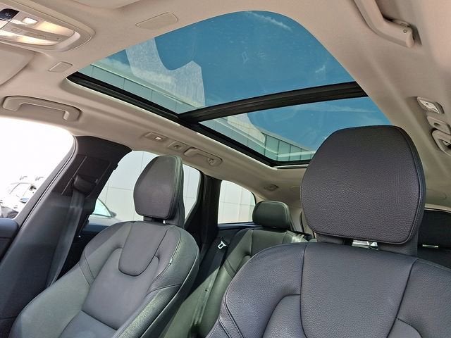 2023 Volvo XC60 Plus Dark Theme