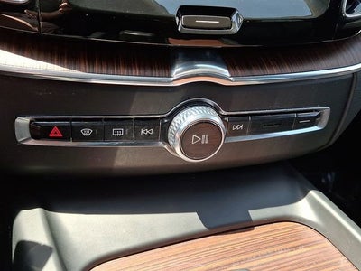 2023 Volvo XC60 Plus Dark Theme