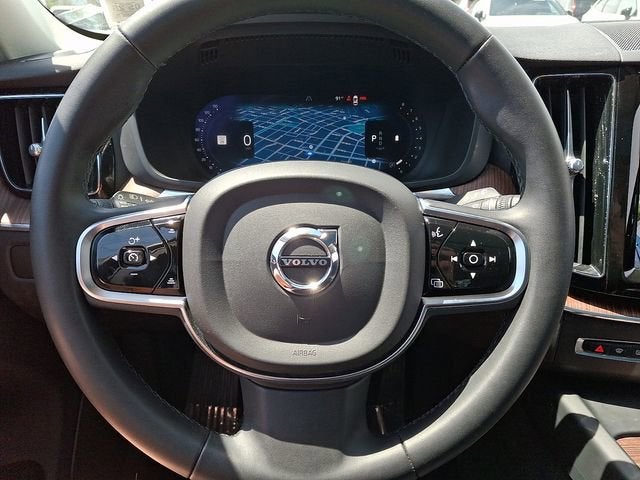 2023 Volvo XC60 Plus Dark Theme