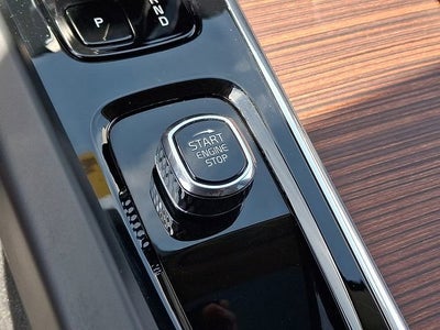2023 Volvo XC60 Plus Dark Theme
