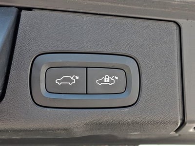 2023 Volvo XC60 Plus Dark Theme