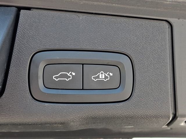 2023 Volvo XC60 Plus Dark Theme