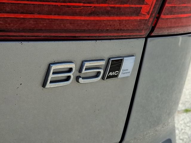 2023 Volvo XC60 Plus Dark Theme
