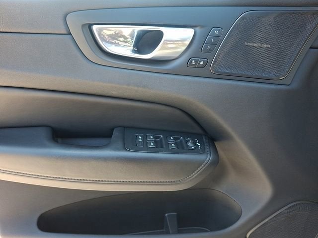 2023 Volvo XC60 Plus Dark Theme