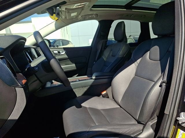 2023 Volvo XC60 Plus Dark Theme