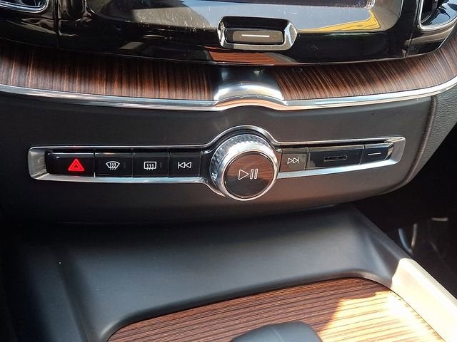 2023 Volvo XC60 Plus Dark Theme