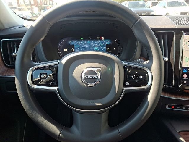 2023 Volvo XC60 Plus Dark Theme