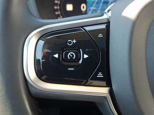 2023 Volvo XC60 Plus Dark Theme