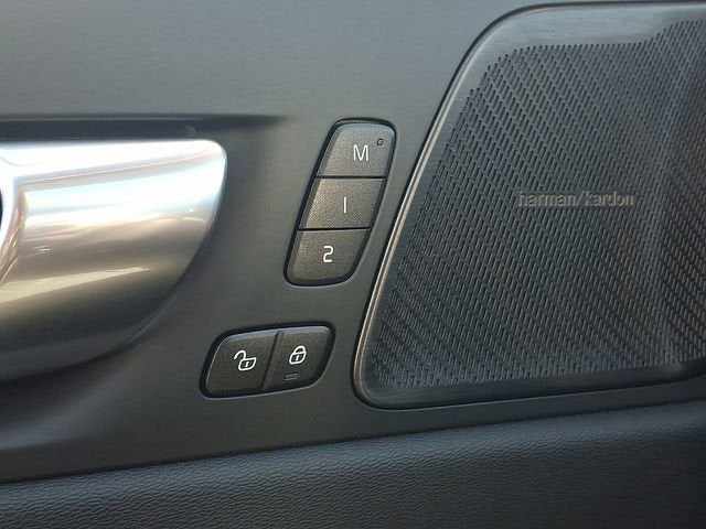 2023 Volvo XC60 Plus Dark Theme