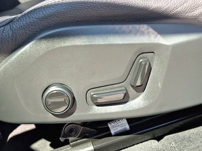 2023 Volvo XC60 Plus Dark Theme