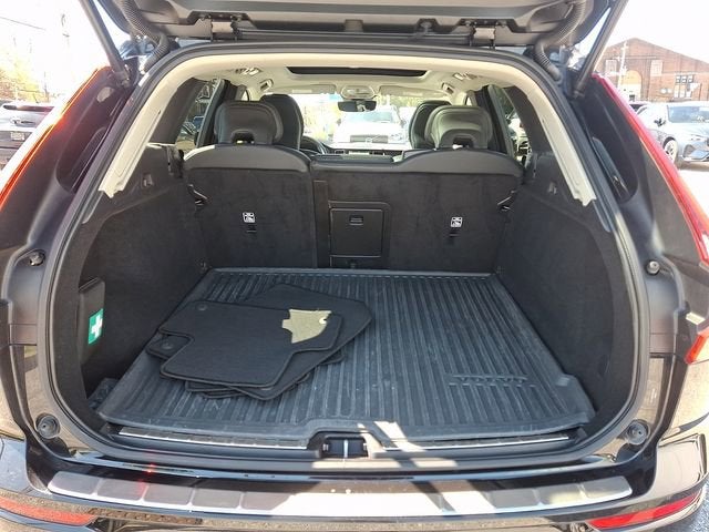 2023 Volvo XC60 Plus Dark Theme