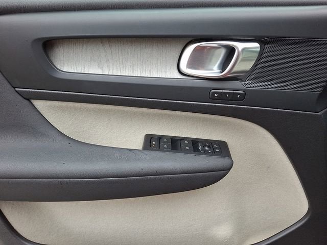 2023 Volvo XC40 Plus Bright Theme