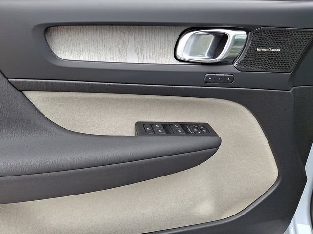 2024 Volvo XC40 Plus Dark Theme