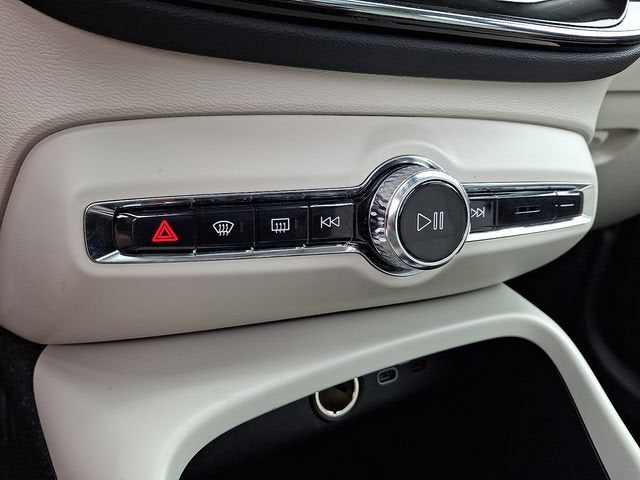 2024 Volvo XC40 Plus Dark Theme