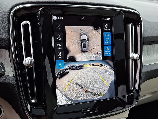 2024 Volvo XC40 Plus Dark Theme