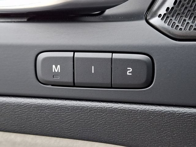 2024 Volvo XC40 Plus Dark Theme