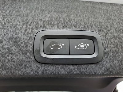 2024 Volvo XC40 Plus Dark Theme