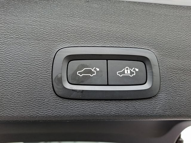 2024 Volvo XC40 Plus Dark Theme