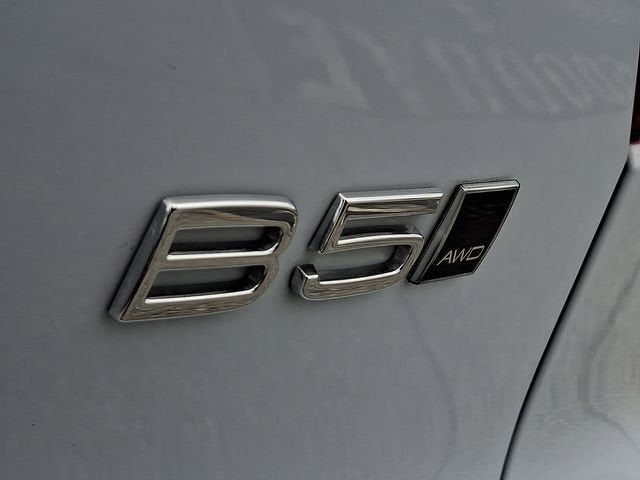 2024 Volvo XC40 Plus Dark Theme