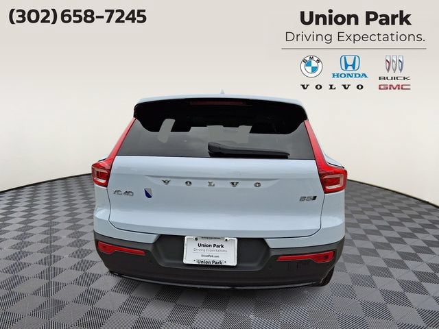 2024 Volvo XC40 Plus Dark Theme