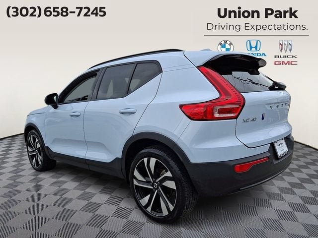 2024 Volvo XC40 Plus Dark Theme