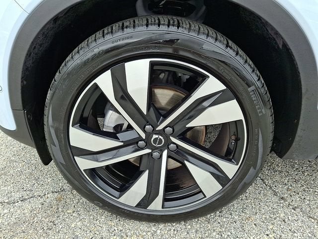 2024 Volvo XC40 Plus Dark Theme