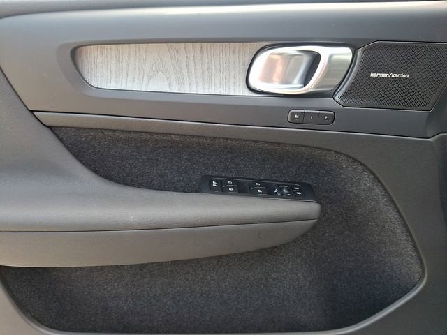 2024 Volvo XC40 Ultimate Dark Theme