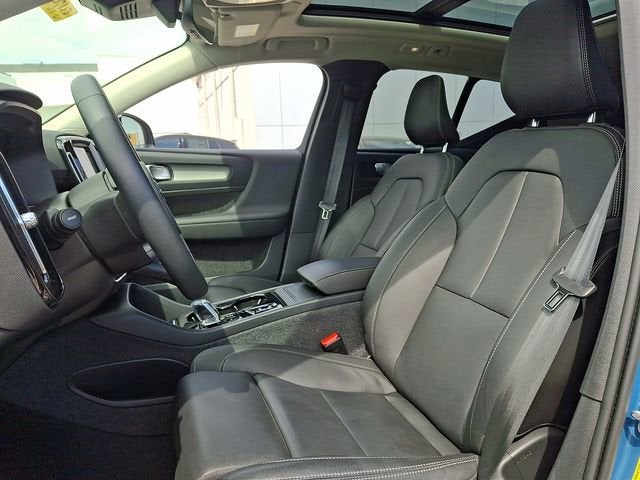 2024 Volvo XC40 Ultimate Dark Theme