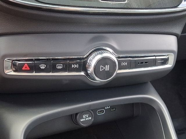 2024 Volvo XC40 Ultimate Dark Theme