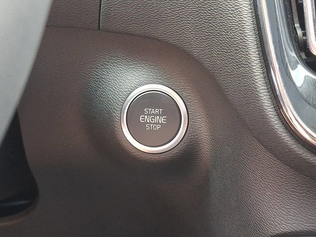 2024 Volvo XC40 Ultimate Dark Theme