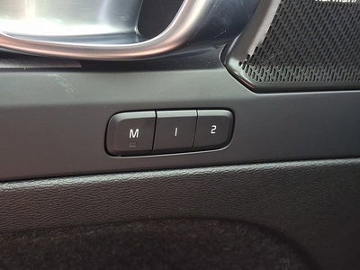 2024 Volvo XC40 Ultimate Dark Theme