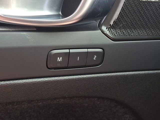 2024 Volvo XC40 Ultimate Dark Theme