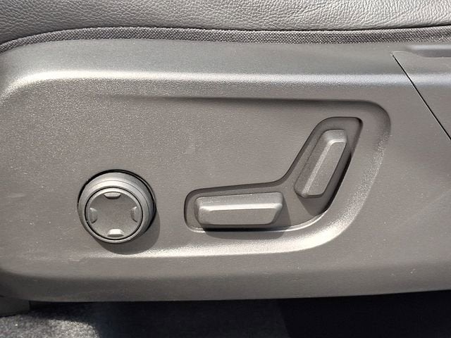 2024 Volvo XC40 Ultimate Dark Theme