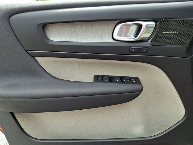 2023 Volvo XC40 Plus Dark Theme