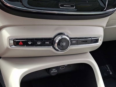 2023 Volvo XC40 Plus Dark Theme