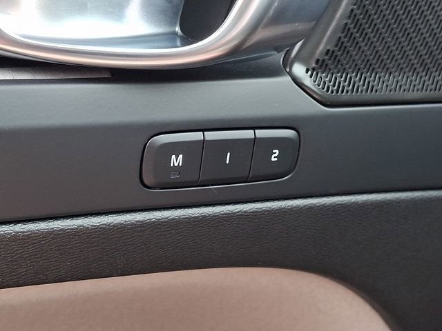 2023 Volvo XC40 Plus Dark Theme