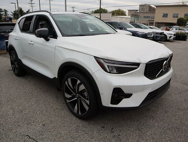 2023 Volvo XC40 Plus Dark Theme