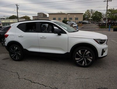 2023 Volvo XC40 Plus Dark Theme