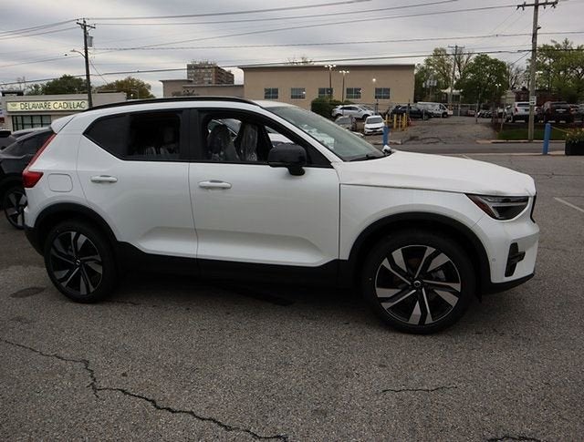 2023 Volvo XC40 Plus Dark Theme