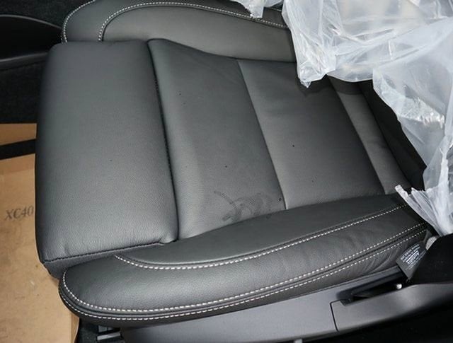 2023 Volvo XC40 Plus Dark Theme
