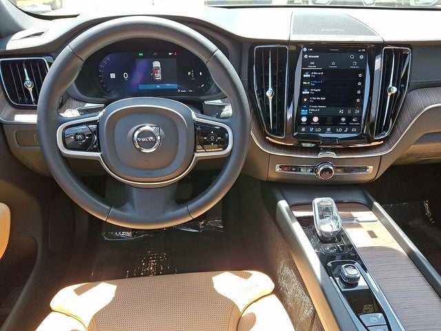 2023 Volvo XC60 B6 Ultimate Dark Theme